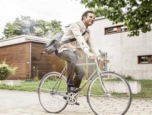Mann auf Fahrrad © MUCOS Pharma GmbH & Co. KG