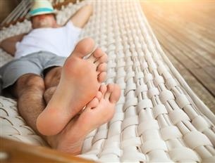 Mann auf Hängematte © Dasha Petrenko / fotolia.com