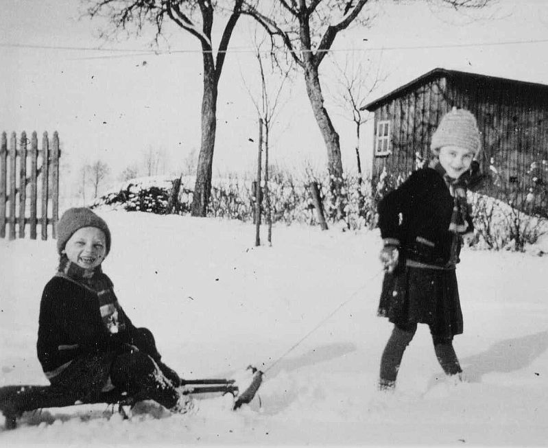 Die Schwestern spielen im Schnee.