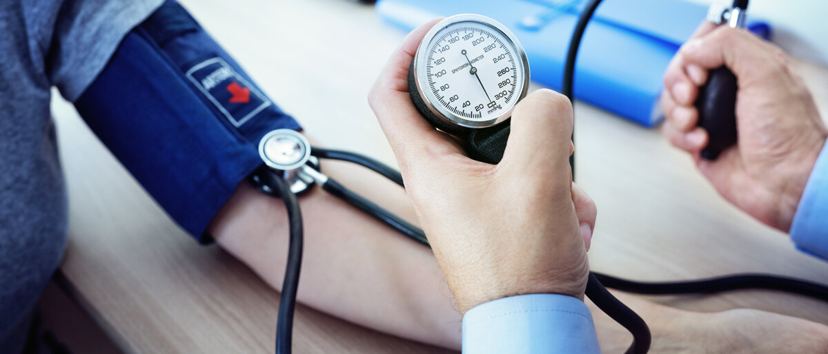 Manuelle Blutdruckmessung beim Arzt