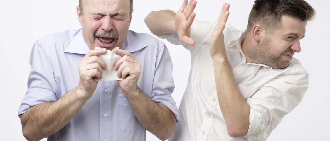 © Koldunova_Anna / iStock / Getty Images Mann niest © Koldunova_Anna / iStock / Getty Images