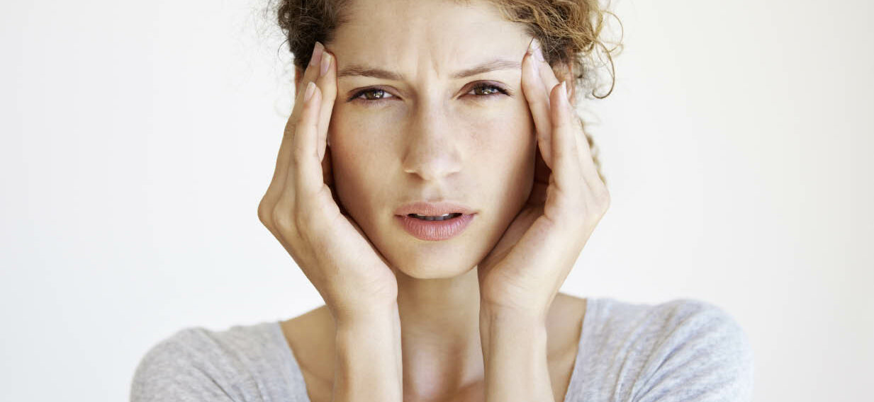 Frau hat Kopfschmerzen. © Urilux / iStock / Getty Images