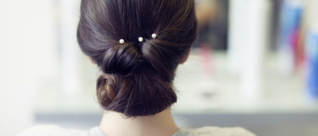 Hochsteckfrisur © NadyaPhoto / iStock / Getty Images Plus