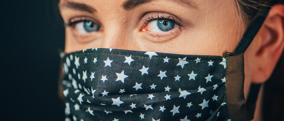 Alltagsmasken Eine Frau mit einem Mundschutz aus Stoff