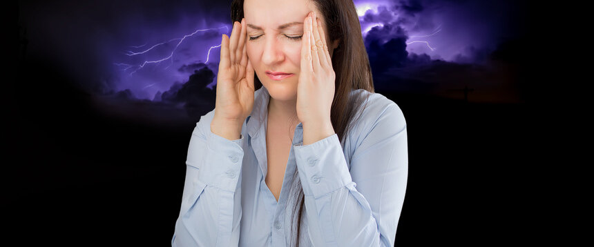 Frau mit Kopfschmerzen