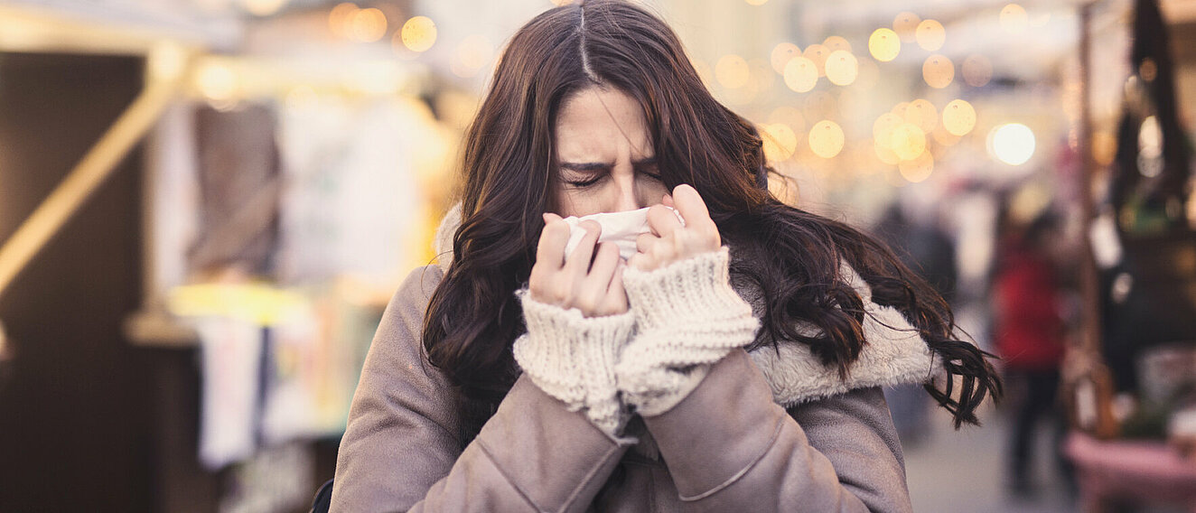 Frau niest © dusanpetkovic / iStock / Getty Images