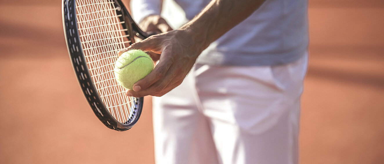 Tennisschläger und Ball © GeorgeRudy / iStock / Getty Images