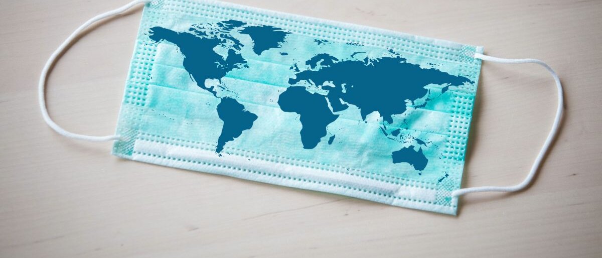 Maske Eine Mundschutz-Maske mit einer Weltkarte darauf.