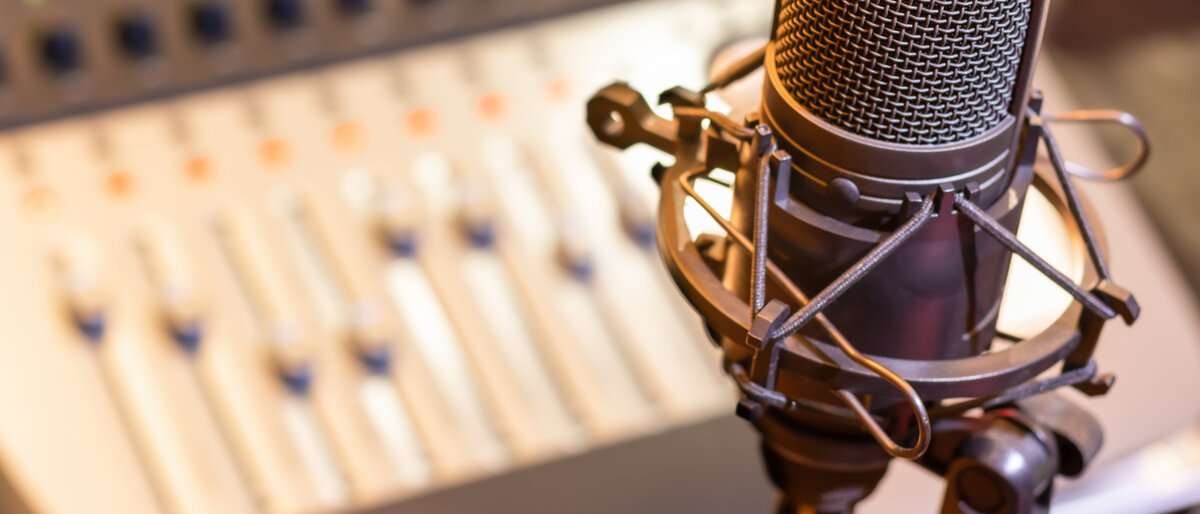 Podcast ein Mikrofon und ein Mischpult