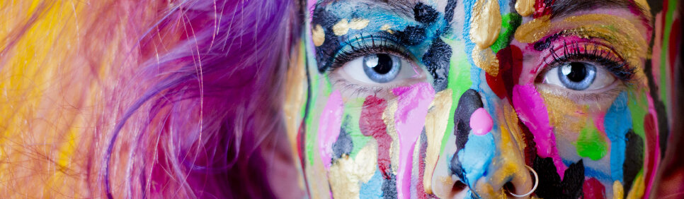 Frau bunt geschminkt. © BrandonToomey / iStock / Getty Images Plus
