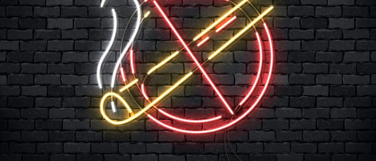 Realistisches isoliertes Neon Zeichen mit dem Nicht-Rauchen-Symbol