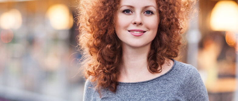 Frau mit lockigen Haaren © Poike / iStock / Getty Images