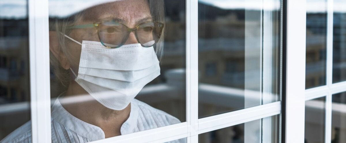 Pandemie Seniorin in Selbstquarantäne, um eine Ansteckung mit dem Coronavirus zu vermeiden.