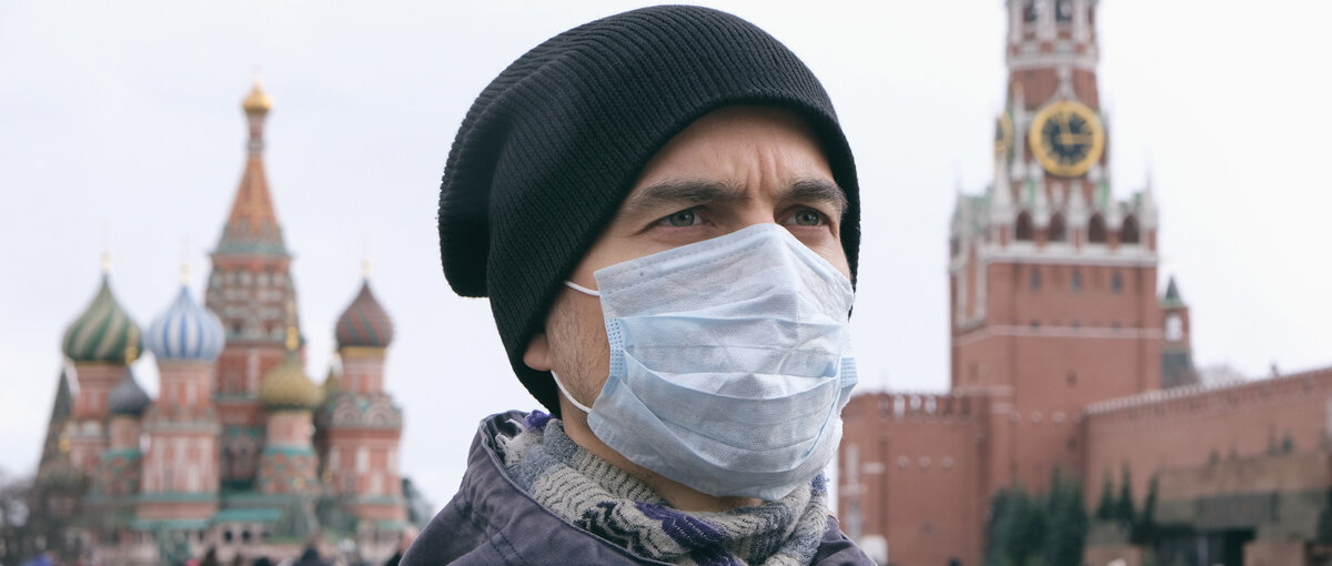 Ein Mann trägt Mund-Nasen-Schutz auf dem Roten Platz.