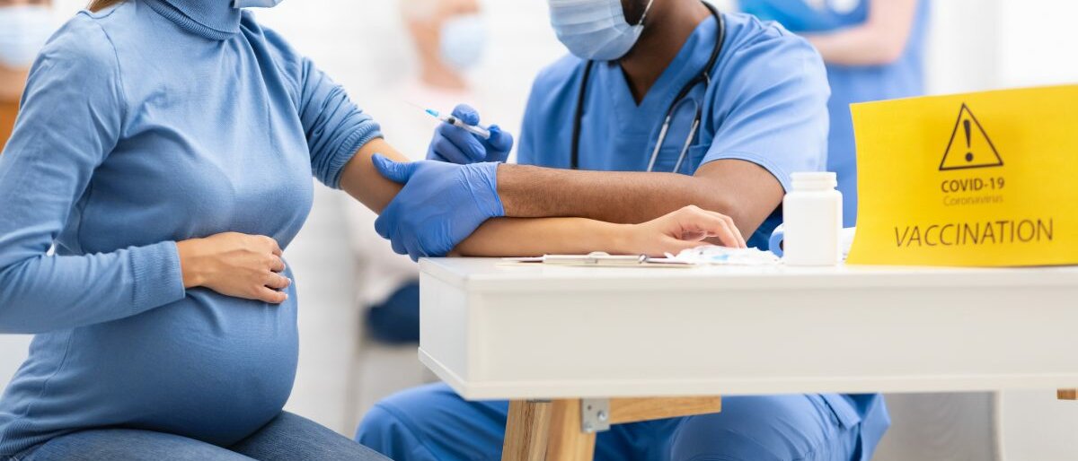 Eine schwangere Frau bekommt einen Corona-Impfstoff verimpft.