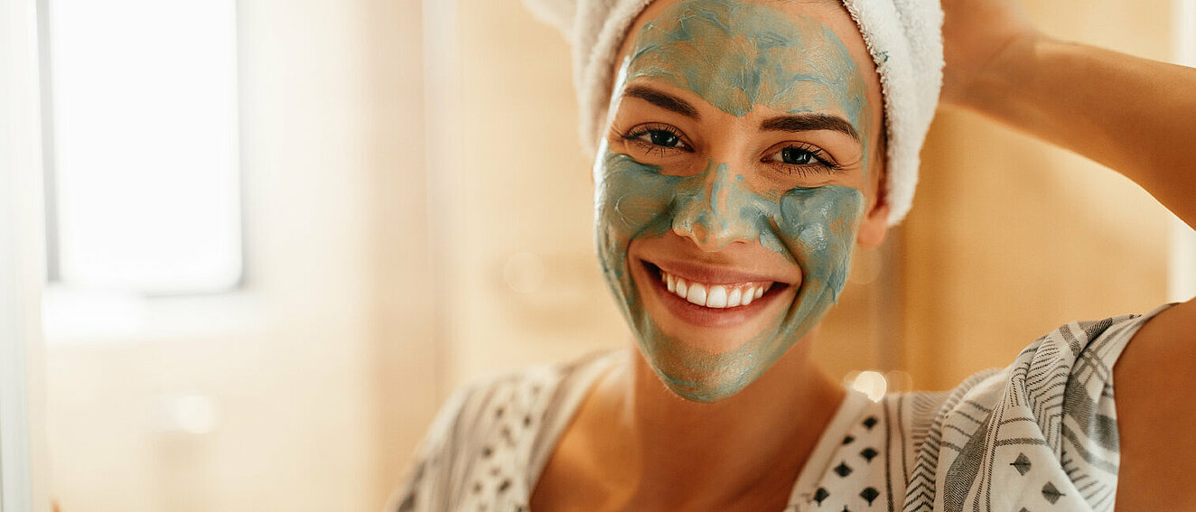 Frau mit Gesichtsmaske. © bernardbodo / iStock / Getty Images Plus