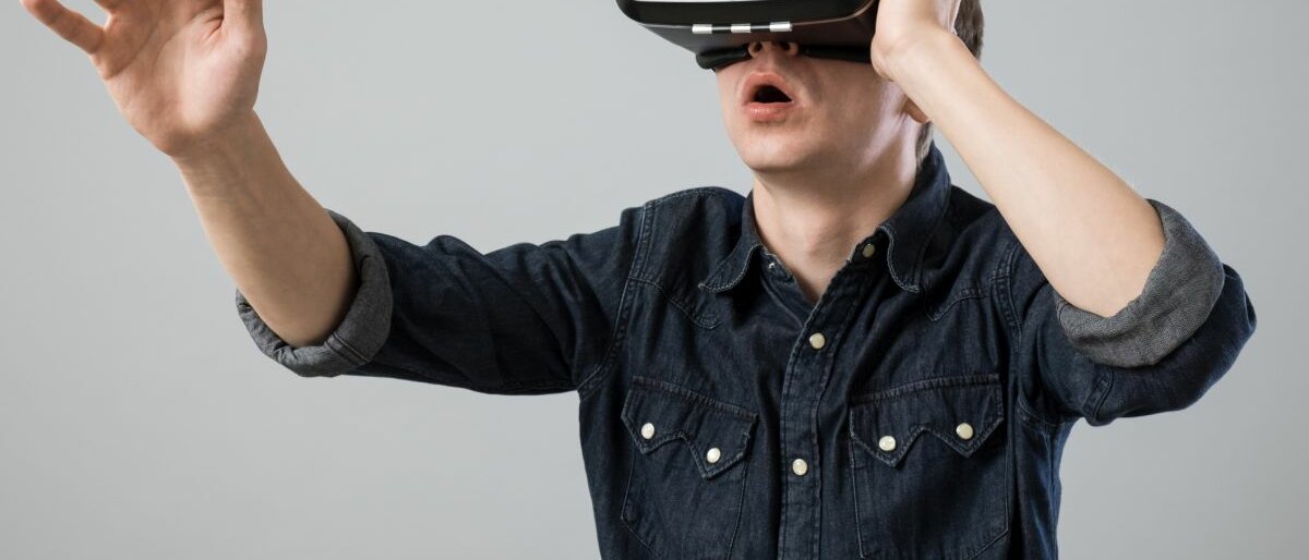 Ein junger Mann trägt eine VR-Brille.