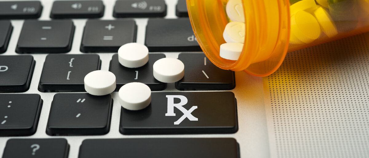 Eine Packung mit Tabletten liegt auf einer Tastatur