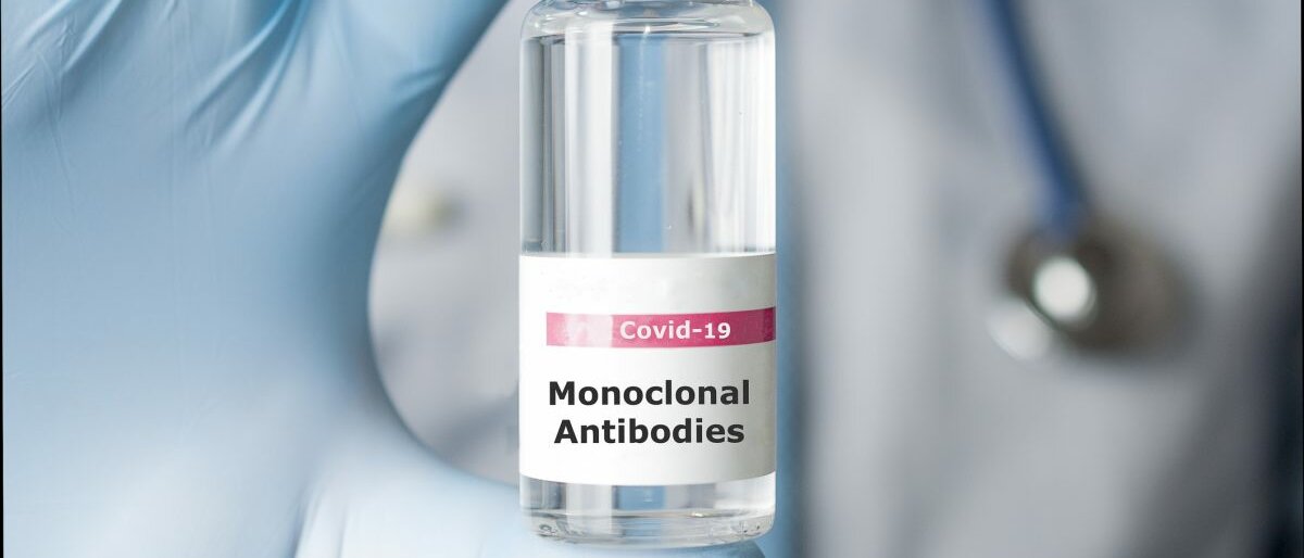 Ein Arzt hält eine Durchstechflasche mit monoklonalen Antikörpern, eine neue Behandlung für das Coronavirus.