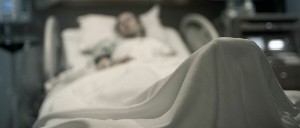 Krankenhaus Eine Frau liegt im Krankenhausbett und wird medizinisch behandelt.