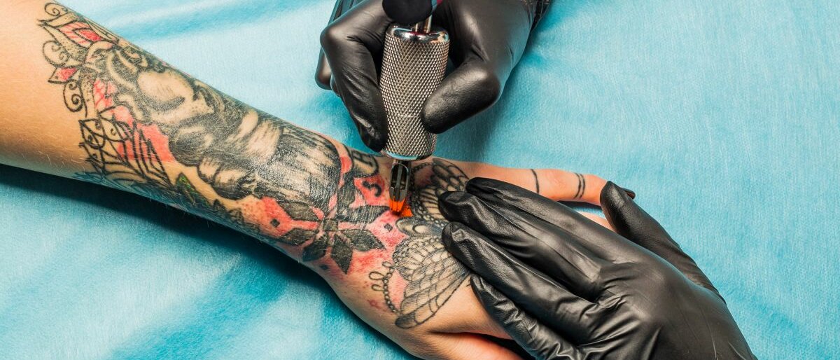 Tattoostudio Eine Frauenhand, die tätowiert wird.