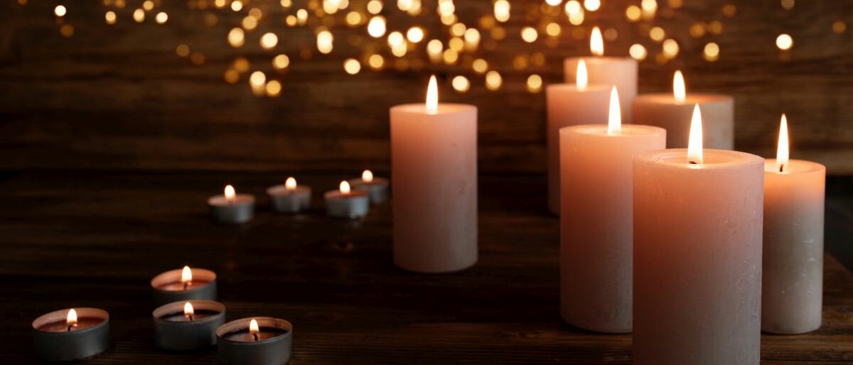 Kerze Viele Kerzen vor braunem Hintergrund