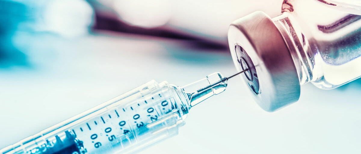 Eine Spritze wird aufgezogen