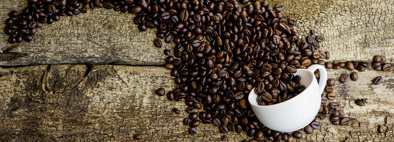 Kaffeebohnen und Tasse © Vadym Terelyuk / iStock / Getty Images