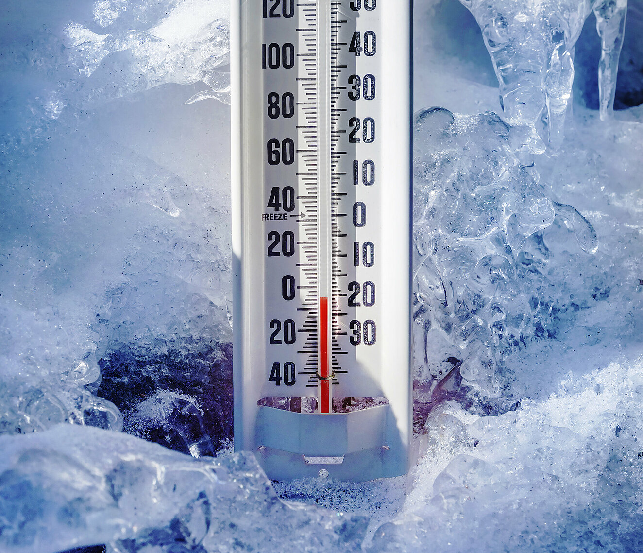 Thermometer steckt im Eis