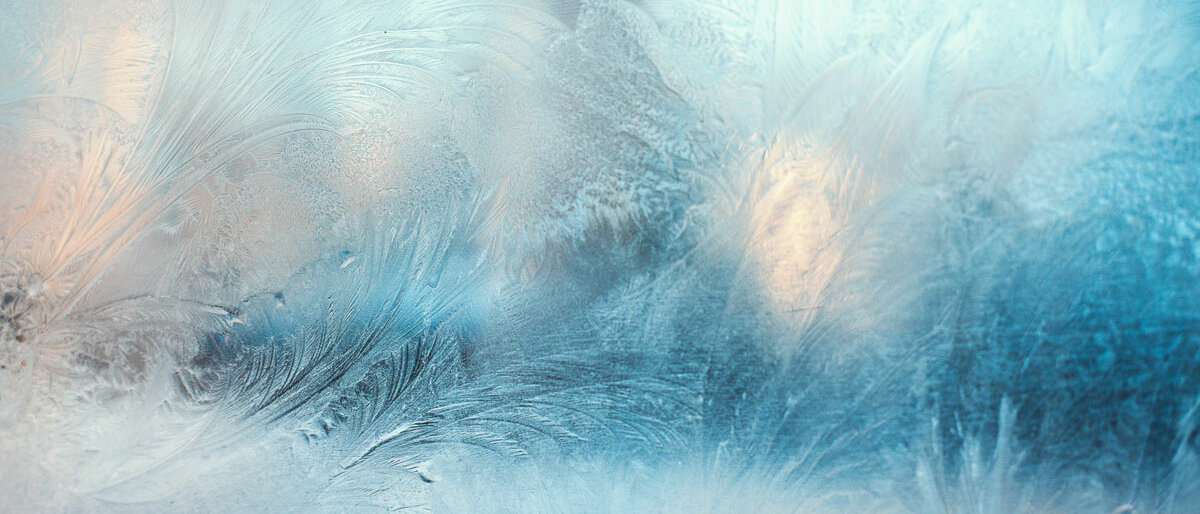 kalt Eisblumen an einem Fenster