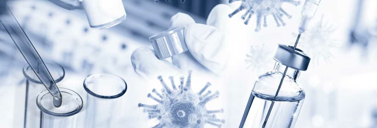 Eine Collage zeigt Impfstofffläschchen, die Arbeit mit einer Pipette, einen Wissenschaftler in Schutzausrüstung und das stilisierte Coronavirus.