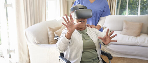 Seniorin mit VR-Brille. © Anna Frank / iStock / Getty Images