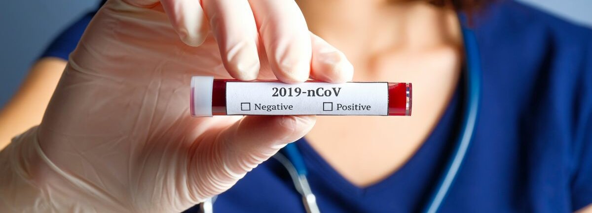 Jemand hält eine Blutprobe in der Hand.