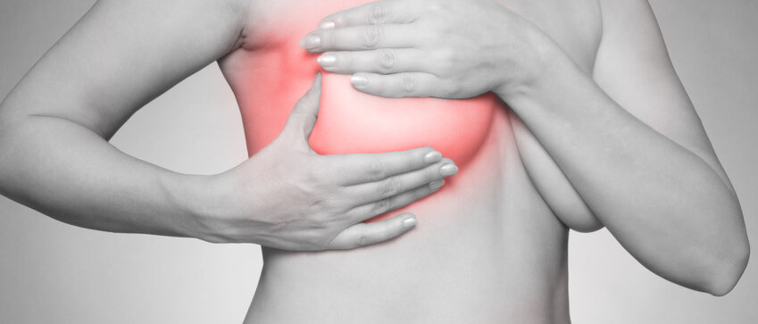 Frau hält sich seine Brust