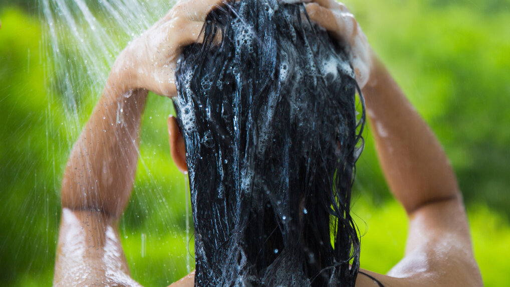 Frau wäscht sich die Haare. © torwai / iStock / Getty Images