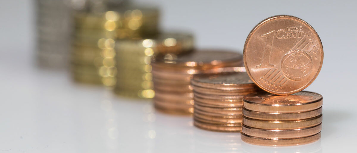 Kupfergeld aufgestapelte Münzen, 1-Cent-Münzen im Vordergrund