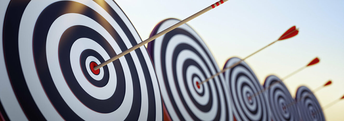 Zielscheibe mit Pfeil. © peterschreiber.media / iStock / Getty Images Plus
