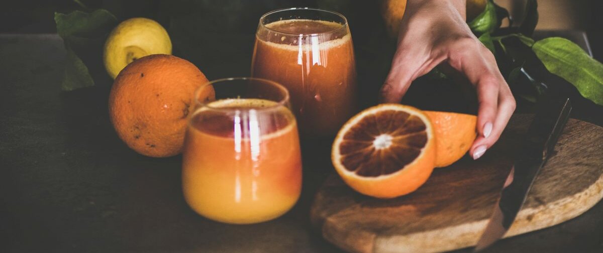 Saft Zwei Gläser mit Blutorangensaft auf einem Tisch.