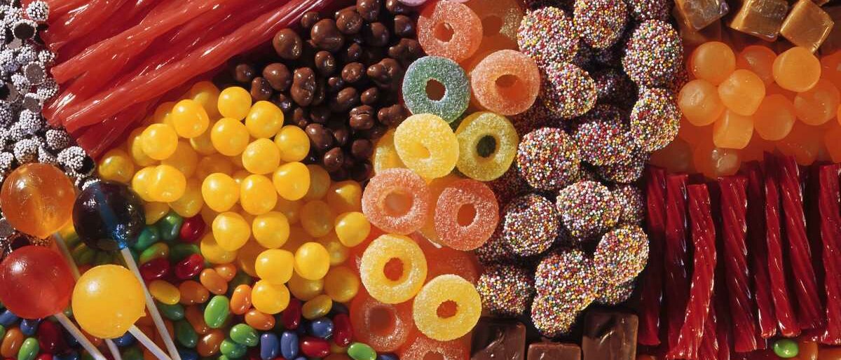 eine große Menge verschiedener Süßigkeiten
