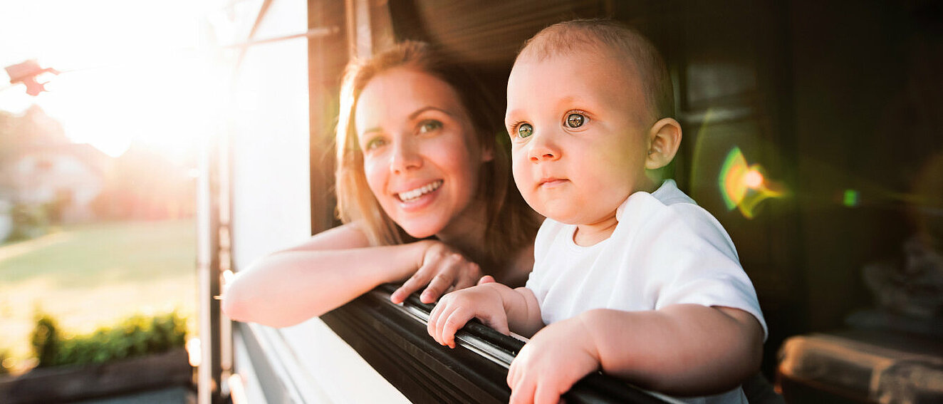Frau mit Kleinkind im Zug © Halfpoint / iStock / Getty Images