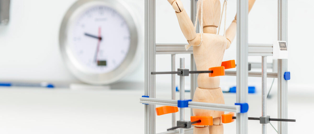 Ein Modell des Roboter-Stütz-Apparates für Kinder.