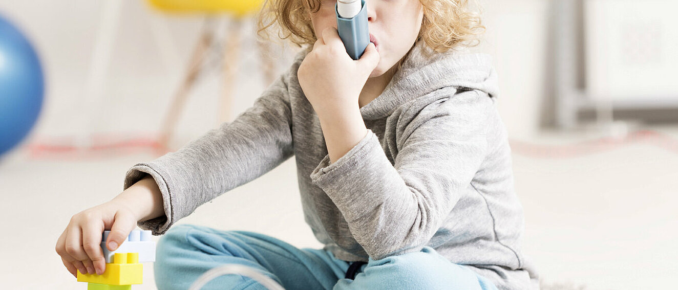 Kind mit Asthma-Inhalator © KatarzynaBialasiewicz / iStock / Getty Images