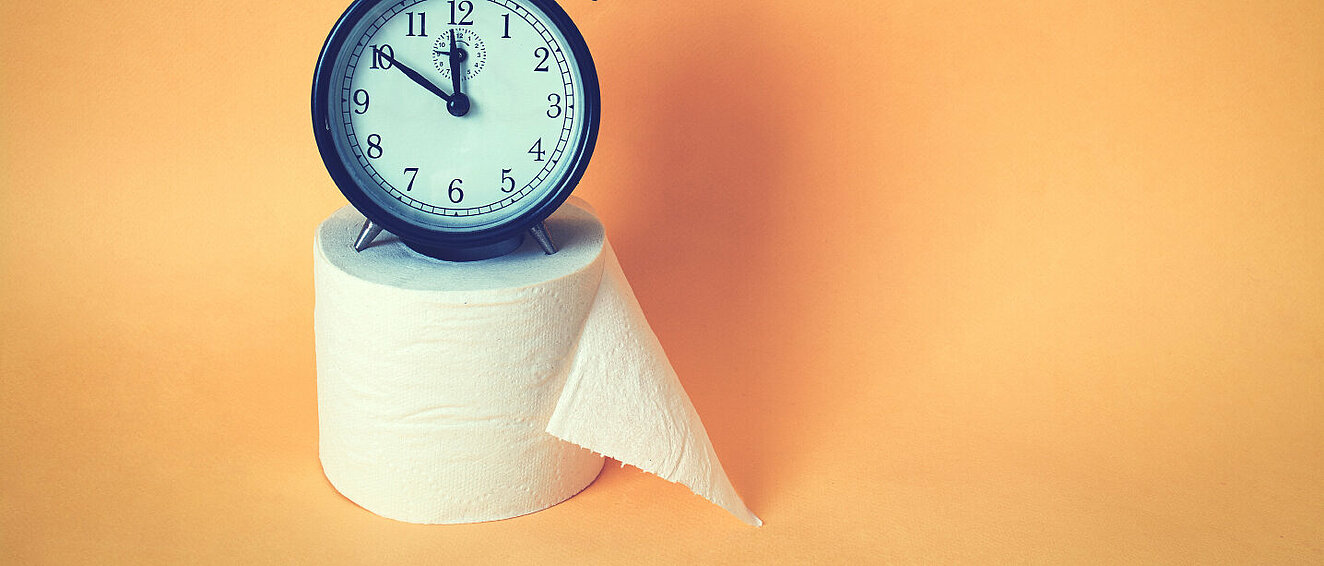 Wecker auf Toilettenpapier © Alexander / stock.adobe.com