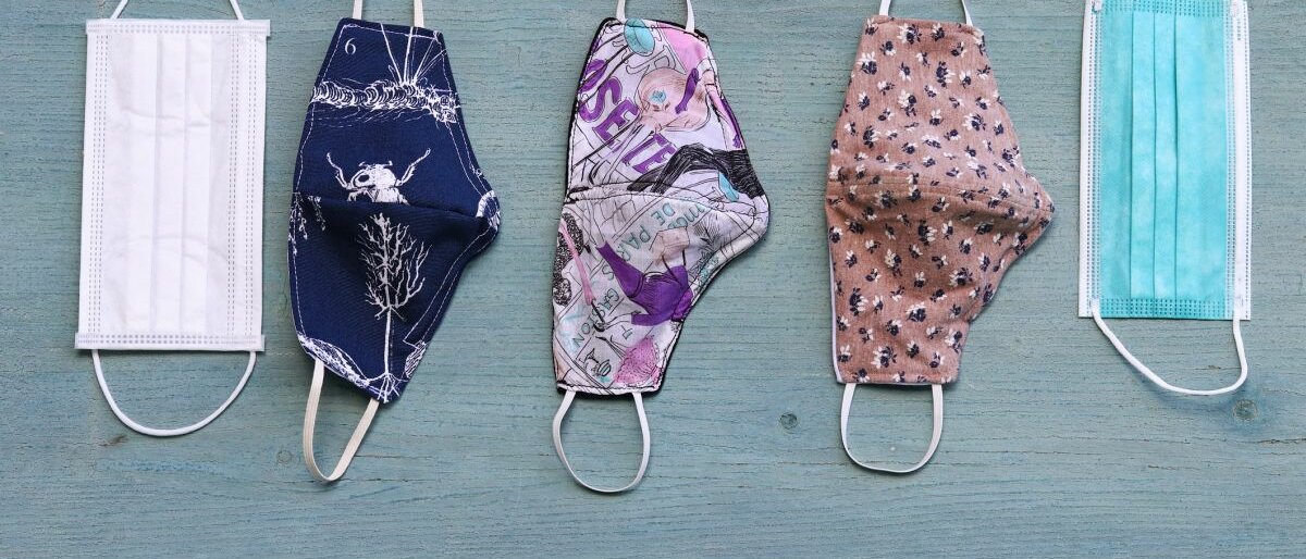 Mundschutz Verschiedene Mund-Nasen-Masken an einer Wäscheleine.