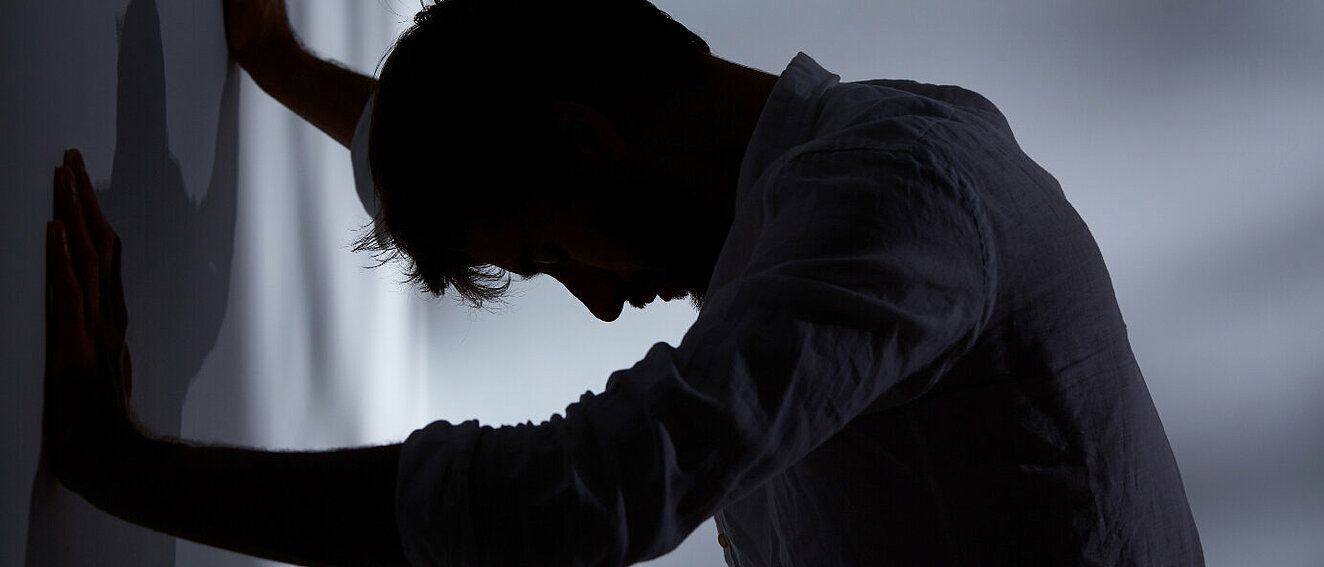 Mann steht an der Wand © KatarzynaBialasiewicz / iStock / Getty Images