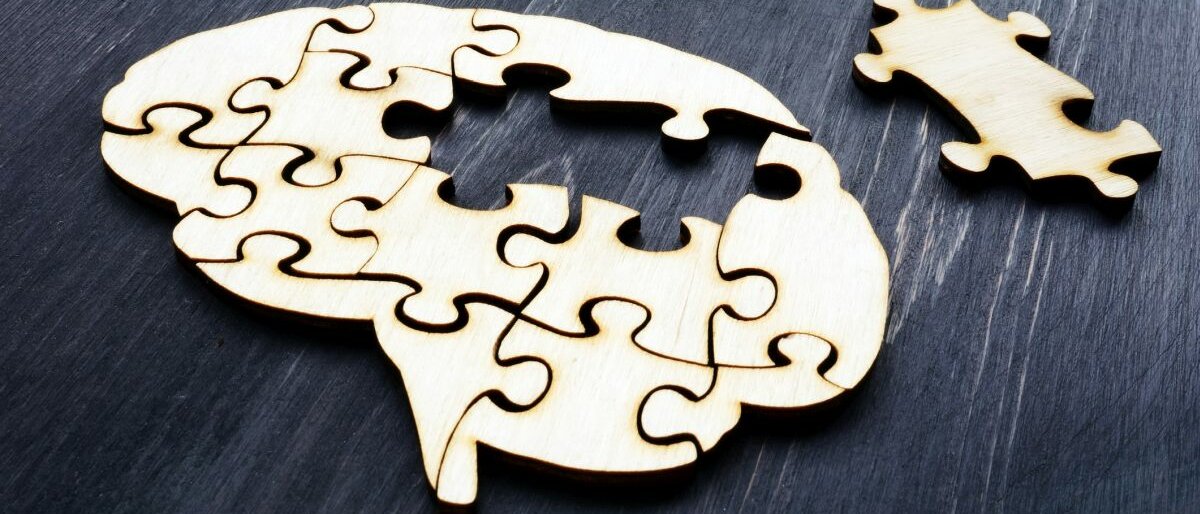 Ein Puzzle in Form eines Gehirns, bei dem zwei Teile fehlen.