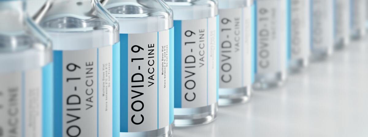 Impfstoffe Corona-Impfstoffe in einer Reihe aufgereiht.