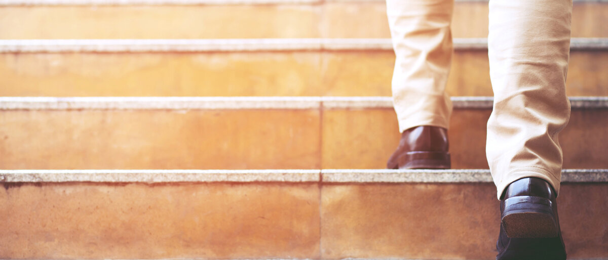 Ein Mann steigt eine Treppe hinauf.