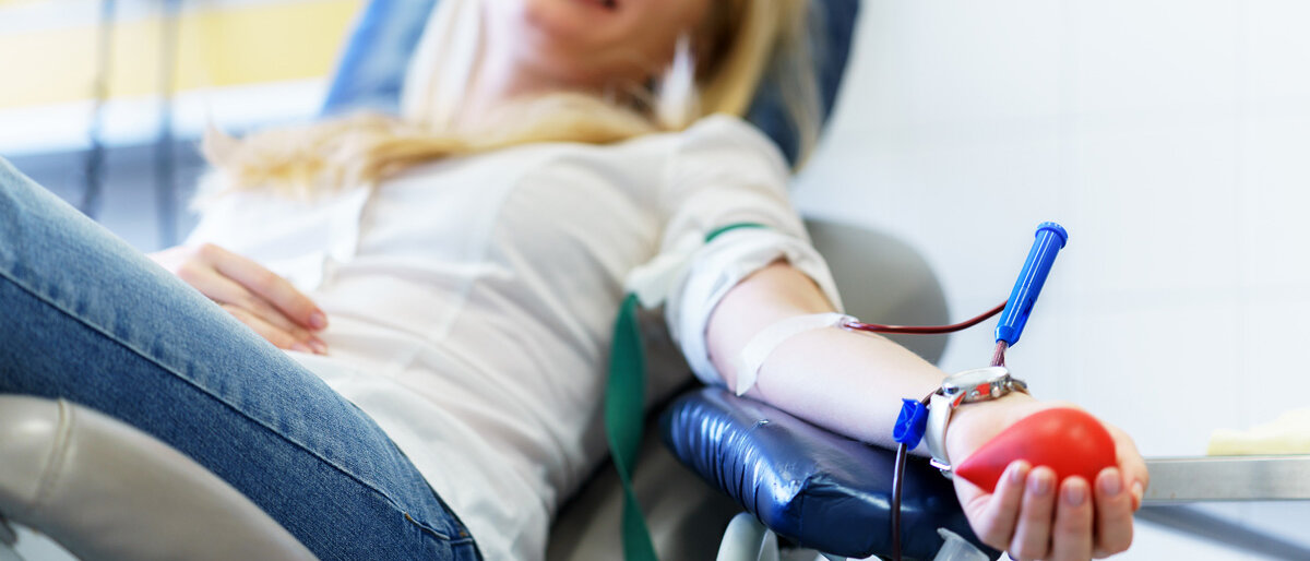 Eine Frau spendet Blut