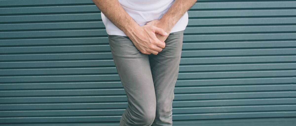 Eine Person muss dringend wasserlassen.